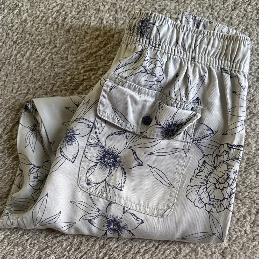 C&C California Floral Print Pants - Gray and White - Picture 7 of 9